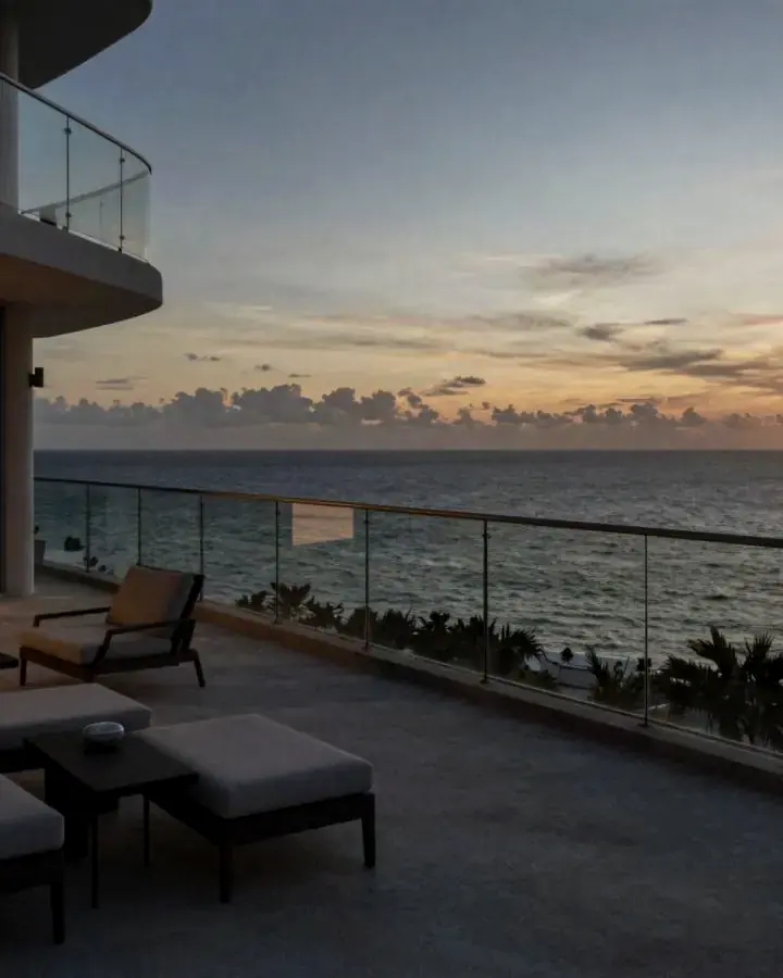 Balcón con vista al mar al atardecer