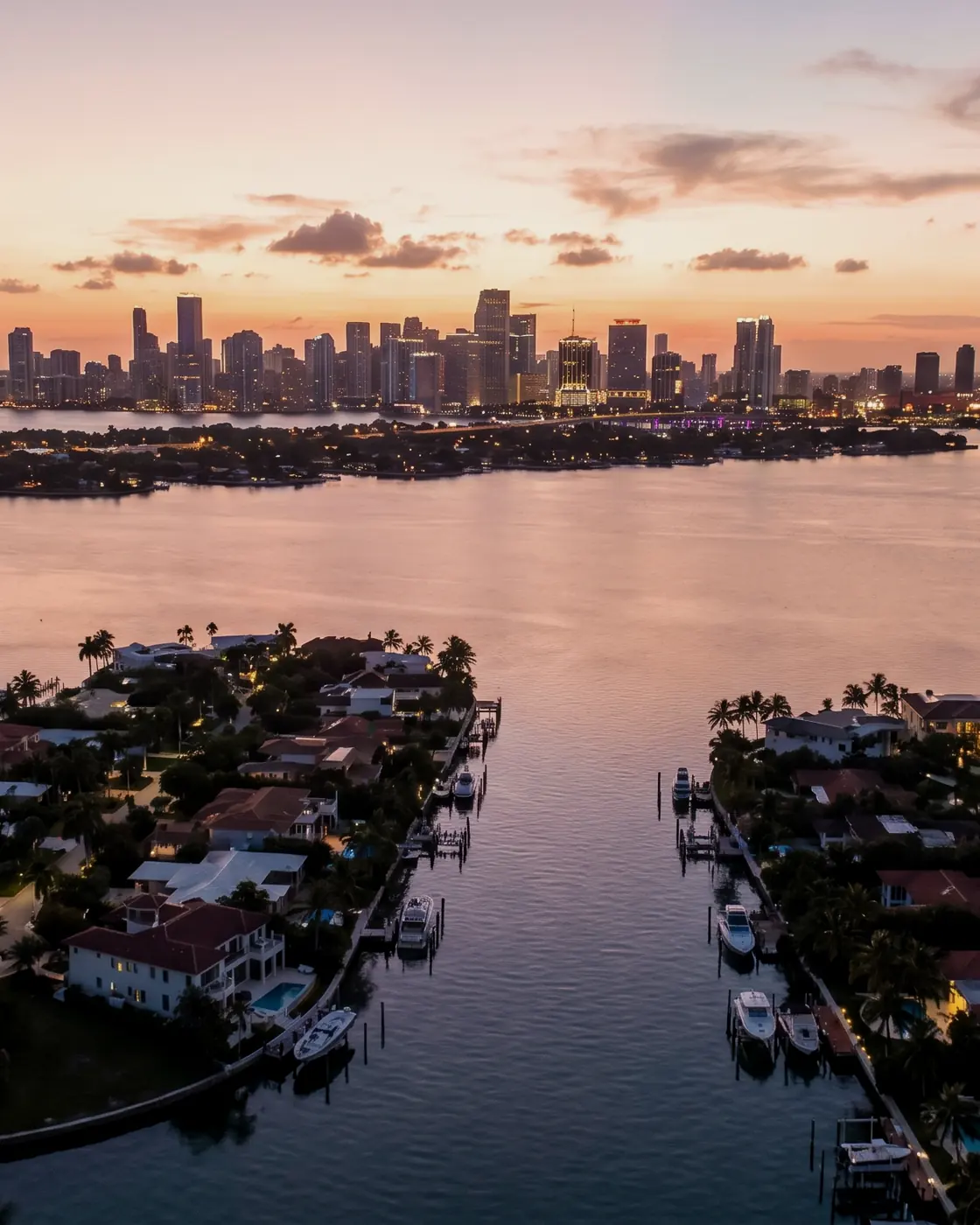 Vista aérea de islas, canales y botes al atardecer
